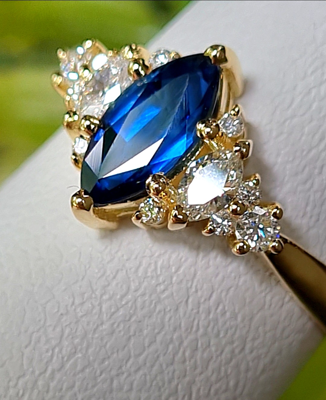 Inel_aur_18k_cu_safir_marquise_si_diamante_1