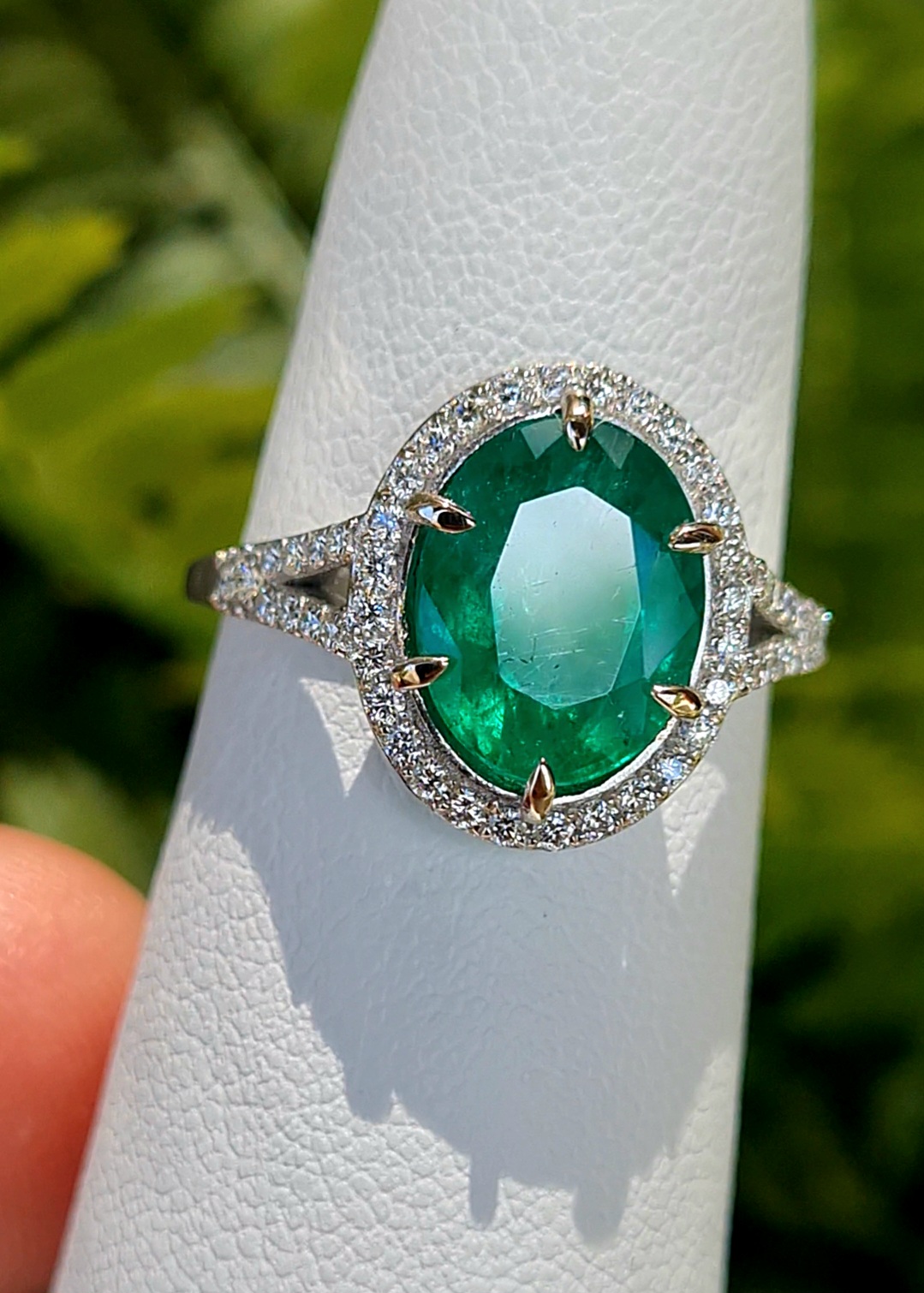 Inel_cu_smarald_aur_alb_18k_si_diamante